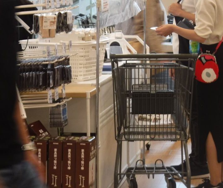 新型コロナ禍、レジ、スーパーマーケット