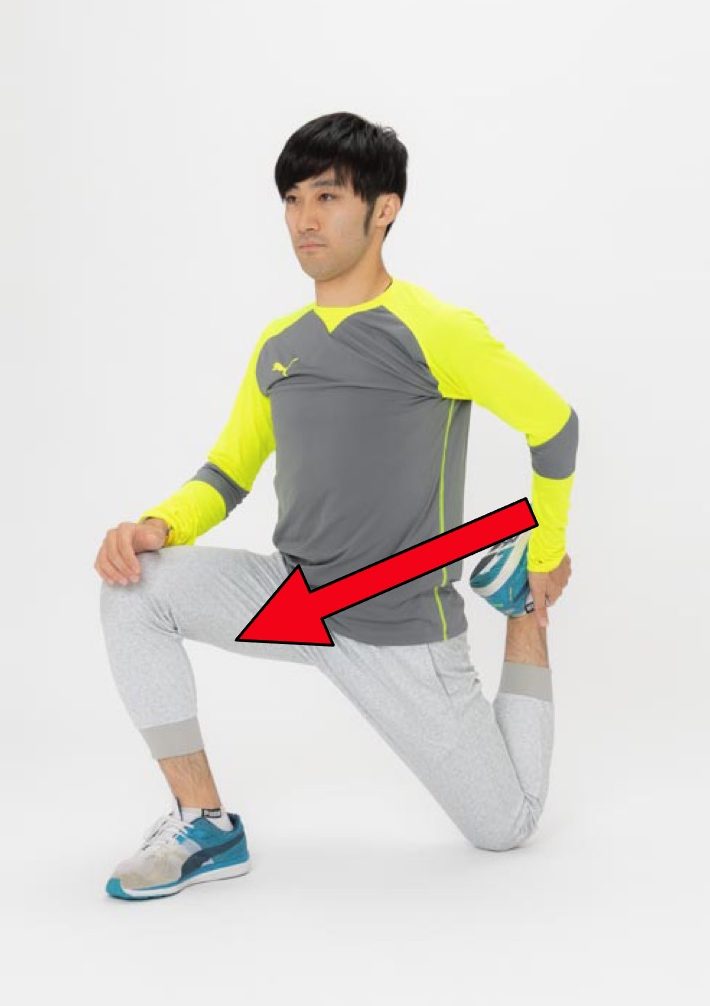 3. 後ろ脚の膝を曲げて脚の足首あたりを身体の後ろで持ちましょう