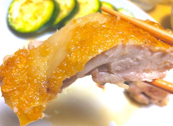 もも肉に重量の1％の塩をふり、キッチンペーパーで包んで2晩冷蔵してから焼くとパリッパリになるらしい