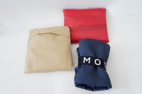 ベージュが「ポケットecoバッグ」、レッドが「セレクト」のコンパクトエコバッグ、ネイビーが「クルリト」のデイリーバッグ