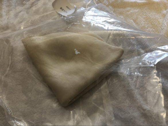 大きい餃子の皮にも見えます