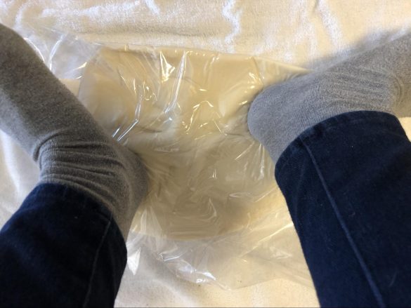 かかとでグルグルと回りながらかかとで生地全体を踏む