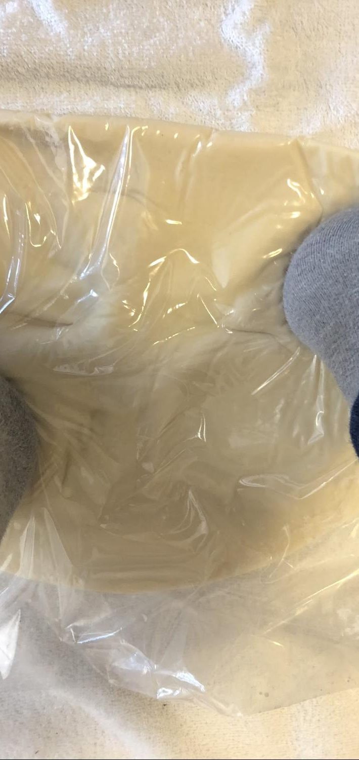 かかとでグルグルと回りながらかかとで生地全体を踏む