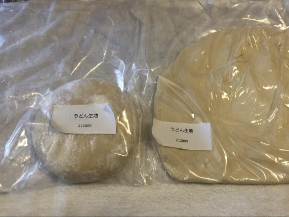 かかとでグルグルと回りながらかかとで生地全体を踏む