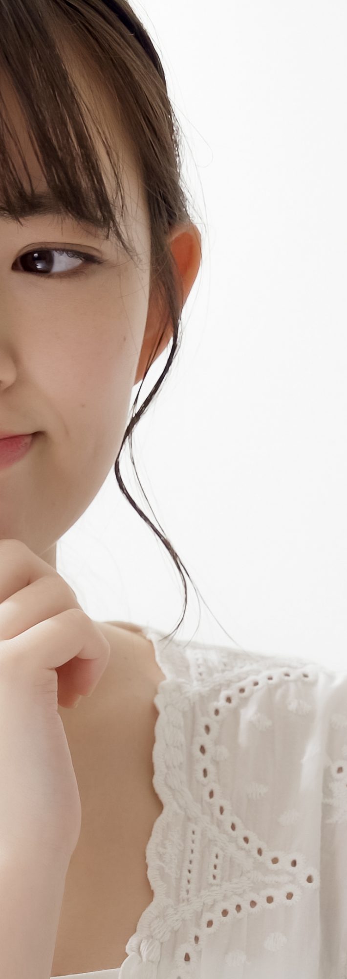 若い女性　考える　悩む