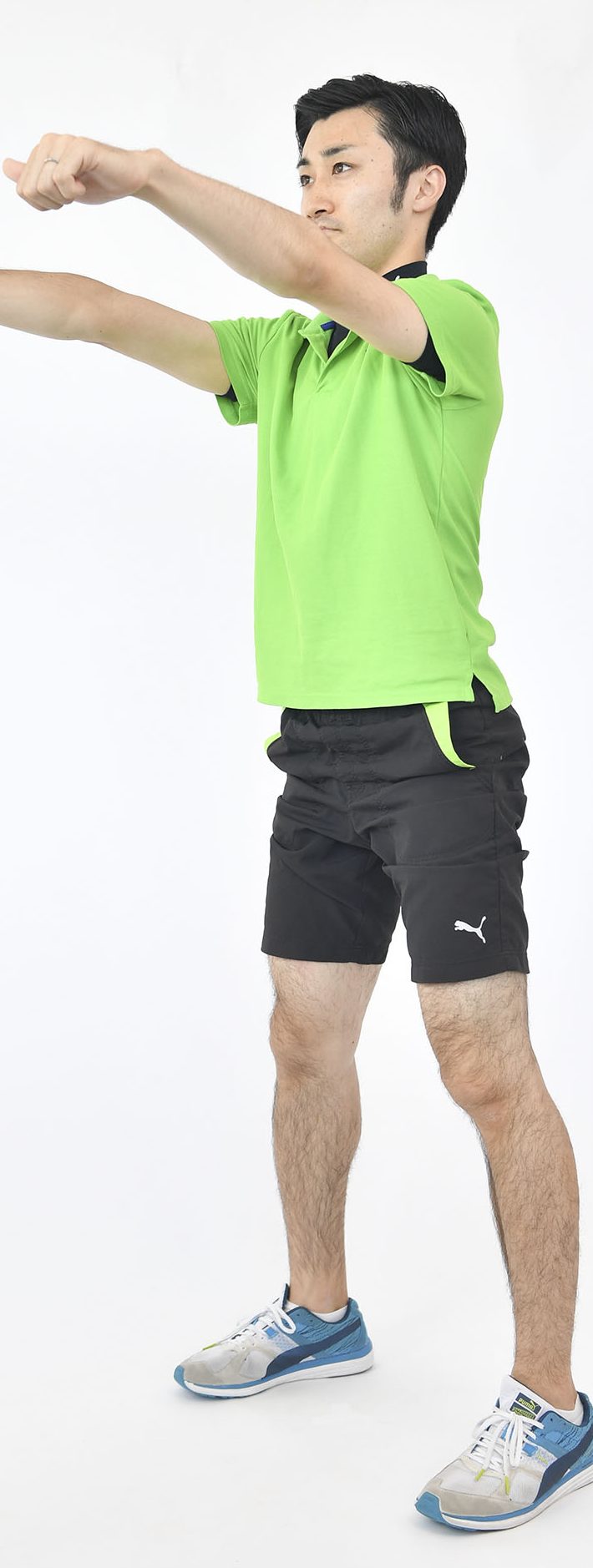 腕を前に出し背筋を伸ばして立つ