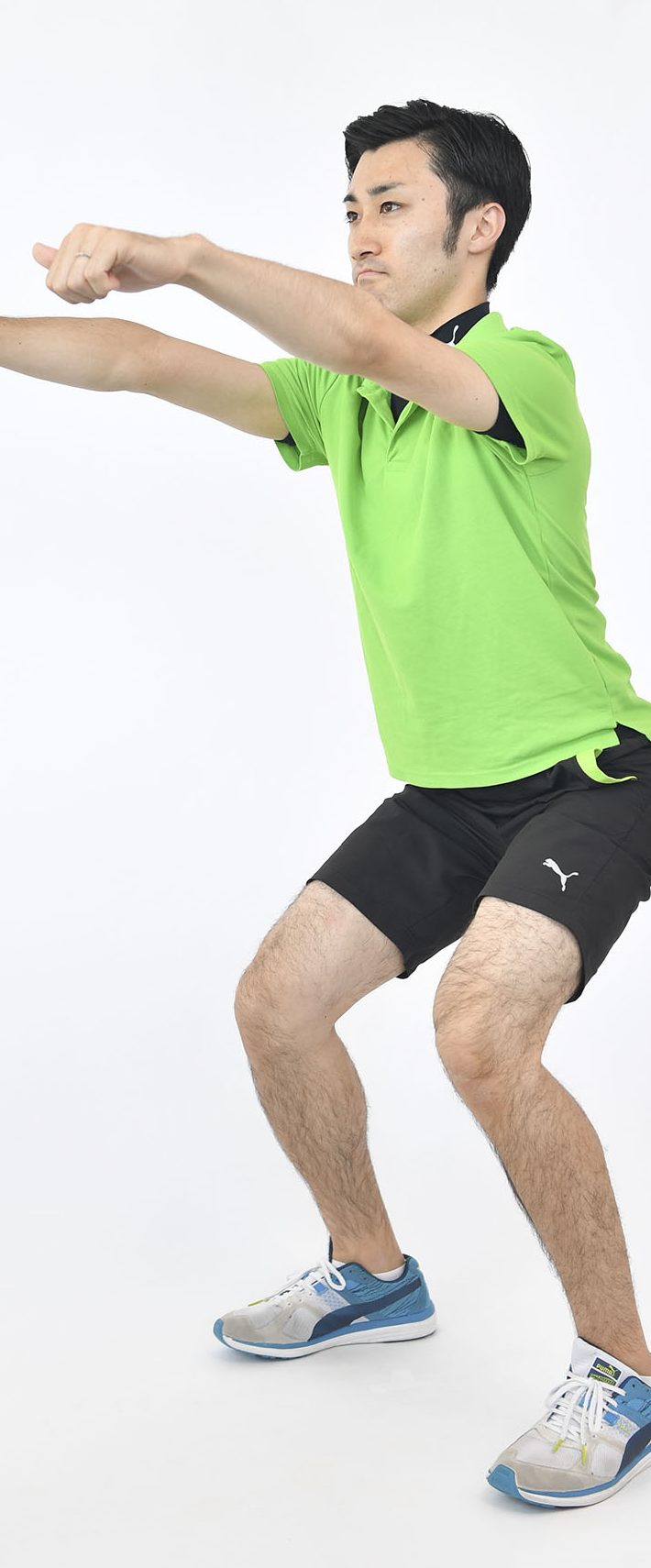 腕を前に出した状態で股関節を曲げてお尻を落とす