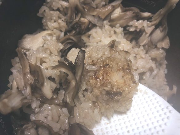 「炊飯中に部屋を満たす舞茸香も、いい感じのおこげも、食べて口に広がる秋感も、幸せ要素しかなかった」とのこと