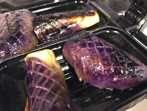 ナスをホットサンドメーカーで焼くというユニークな調理法も