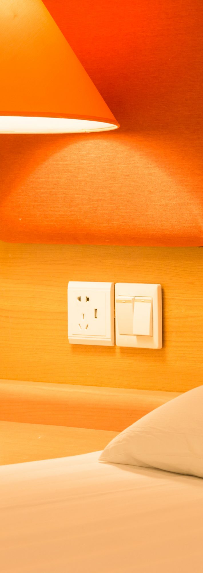 3.夕方以降は部屋の照明をオレンジ色に