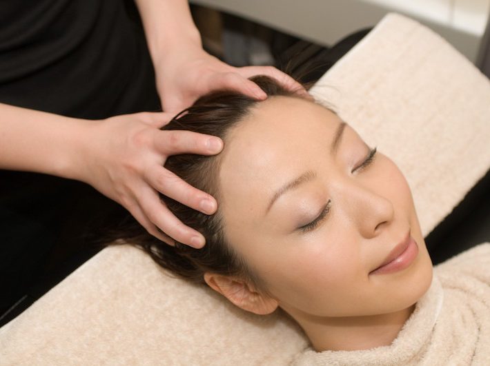 目元の悩みには額の「目の上」付近。写真の人差し指辺りの場所を集中的にケアするのがオススメ（写真提供／ベルシュヴー）