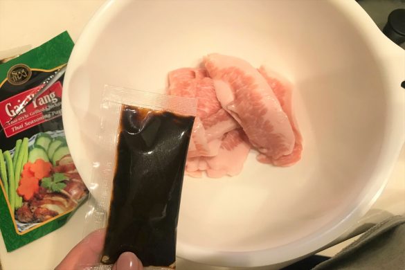 豚トロにペーストを揉み込みます