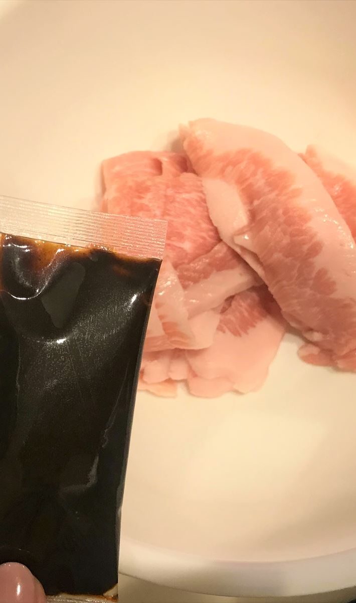 豚トロにペーストを揉み込みます