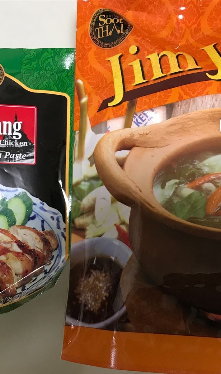 左から、カルディの「ガイヤーンペースト」「チムチュムセット」