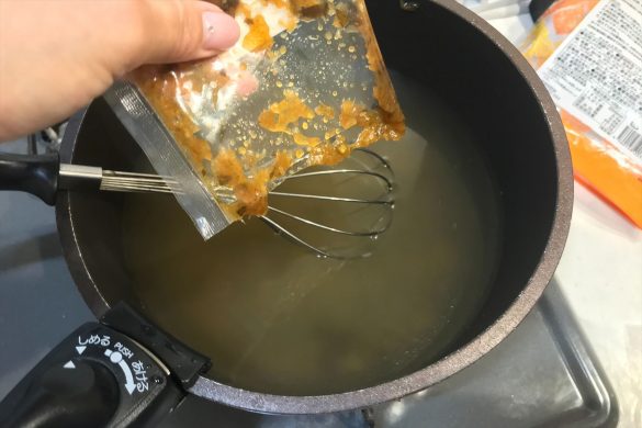 沸騰したお湯にチムチュムペーストを入れる