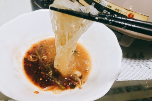 最後はセット付属の春雨と煎り米を入れていただきます。