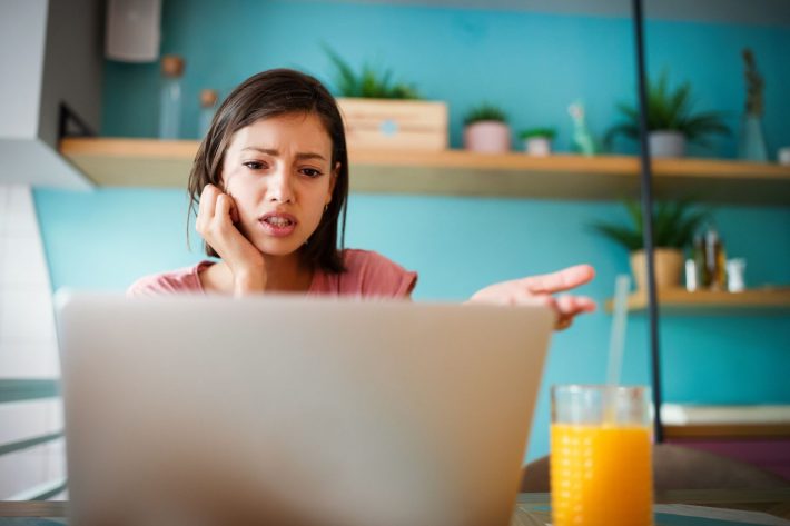 イライラする女性