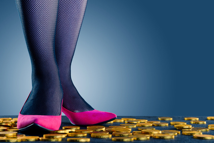 ピンクのヒールを履いた女性の足と散らばったお金