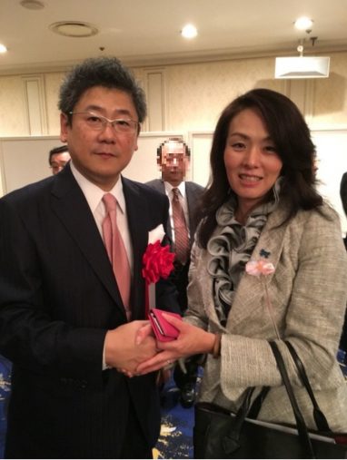 『新潮45』への杉田議員擁護特集への寄稿文で炎上した小川榮太郎氏（左）と（画像：杉田水脈オフィシャルブログ 2015/11/12投稿より）