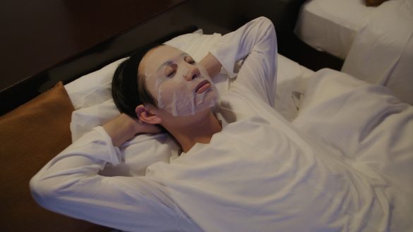 パックで保湿する美容研究家の瀬戸口弘樹氏