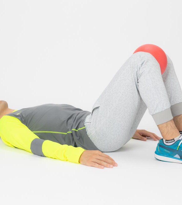 2.膝同士を押し合って内ももに力を入れます。