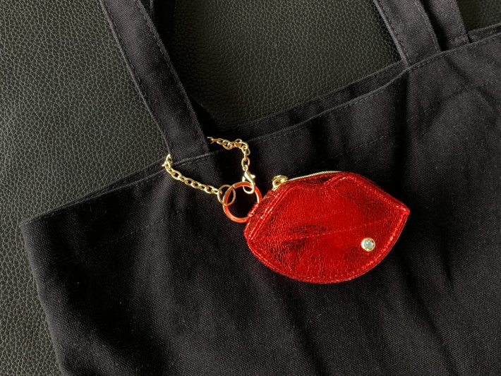 このようにバッグに付けられます。チャームのサイズは［W9×H5.5×D4cm］