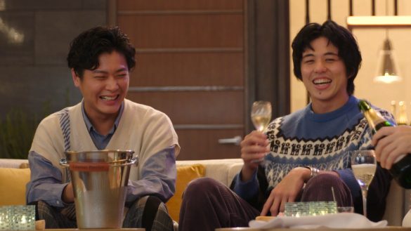 部屋でこっそり泣く男性の姿も…