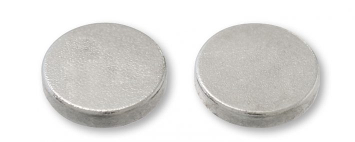 マグネットタイプの土台「ネオジムマグネット 平丸　ニッケル」　253円(税込)/ ４個（マグネットチャーム2ペア分作成できます）