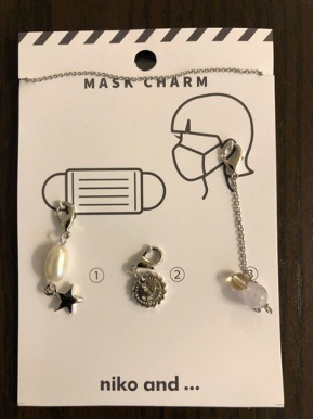 〈niko and...〉の「マスクチャーム&ブレスレットチェーン」通常価格:1,100円(税込)