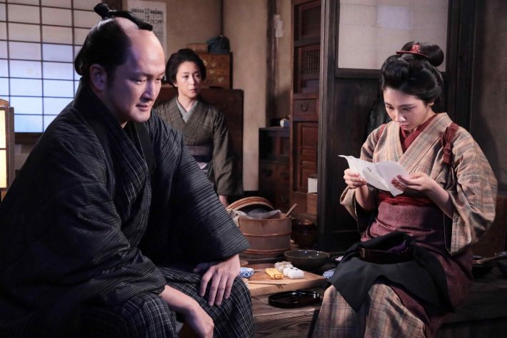 松本穂香と奈緒と一緒に線香花火を