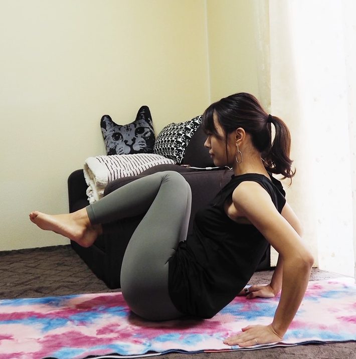 （2）ひざを胸に近付けるように足を引き寄せる～ひざを伸ばす×20回