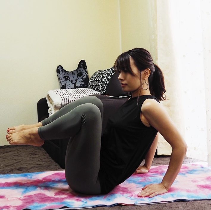 （3）両足を左側に傾けて、同様の動きを20回 2