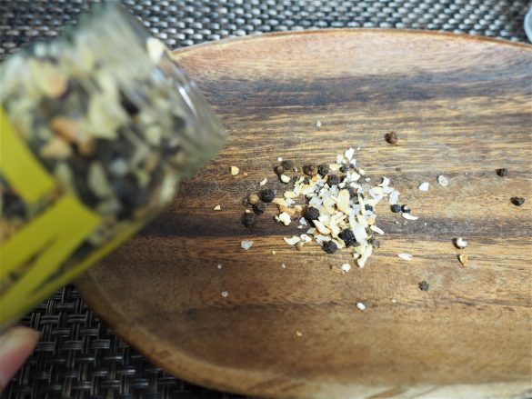 ブラックペッパーと食塩、にんにく、玉ねぎ、加えてレモンの皮