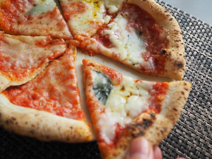 表面はパリッと中はモチっとしてる金のマルゲリータ