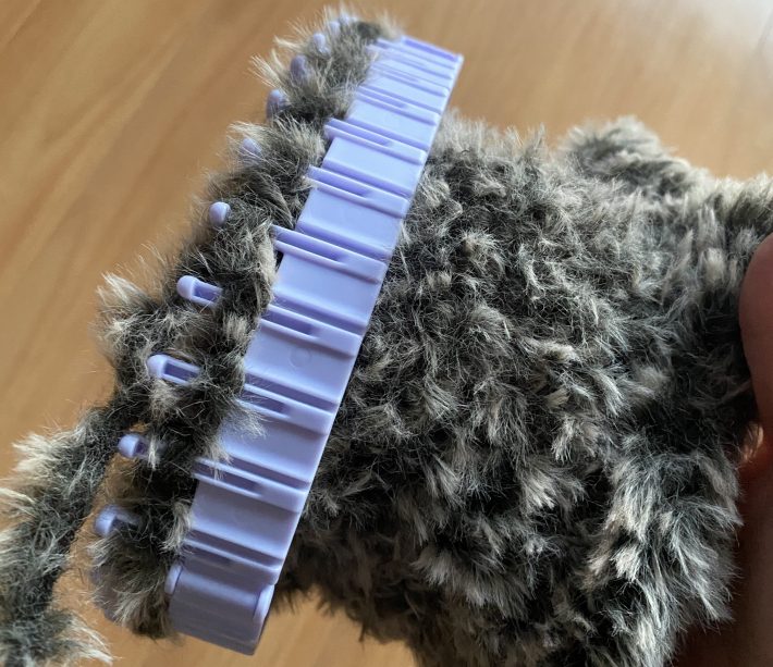 輪の内側からモクモクと編み上がりが生えてきます