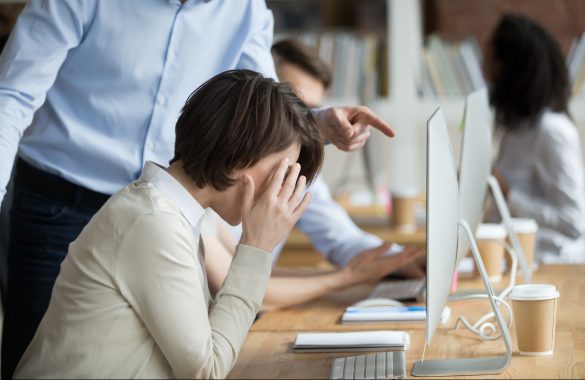 目視で300人分チェックするハメに