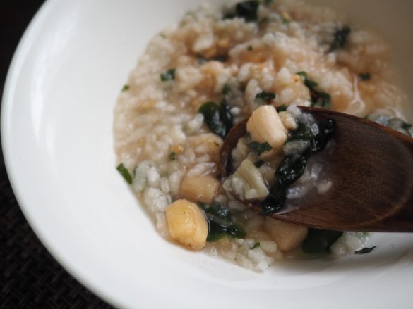 さっぱり風味「貝柱とわかめの梅雑炊」2