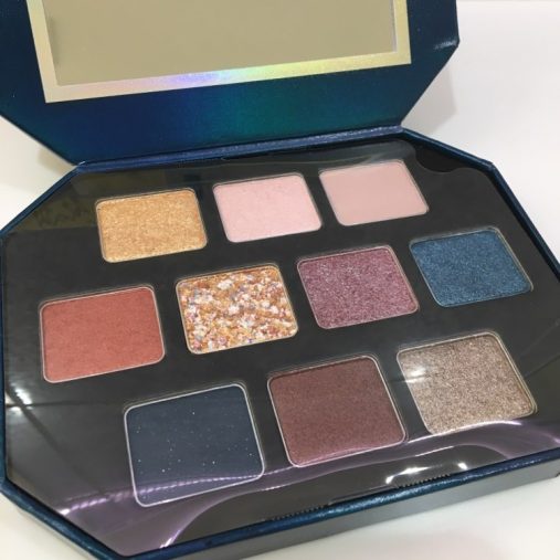 パレットには既存の人気4色と限定カラーの6色が。