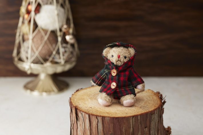 ※2020年クリスマス仕様のベアフル。今年は赤いチェックコートを着用した「ベアフル チェックコート（レッド・プチサイズ）」（780円）