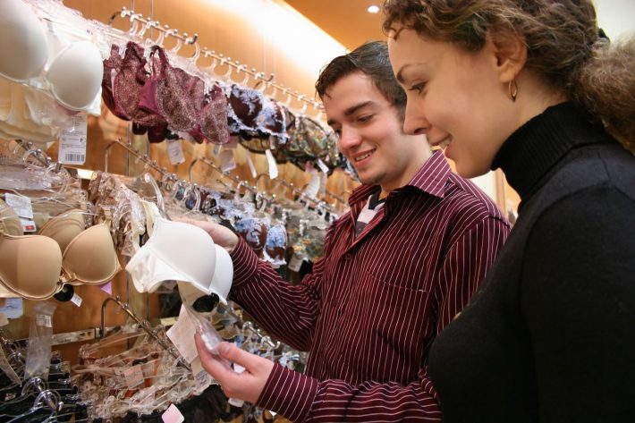 下着店、ランジェリーショップ、ブラジャー、男女カップル