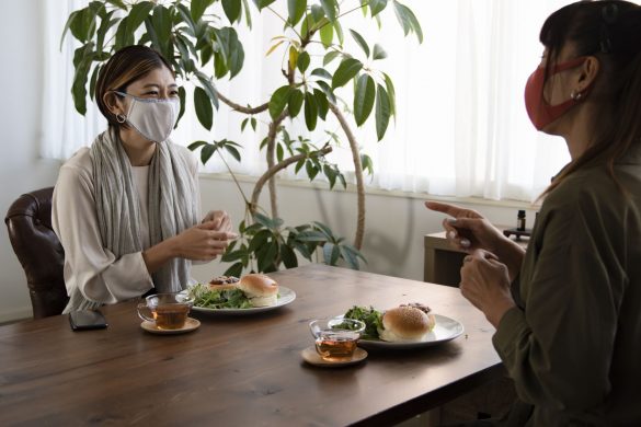 新型コロナ、マスク、ランチ、お茶、カフェ、女性2人