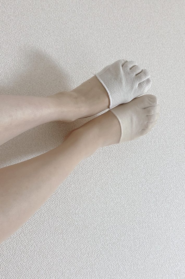 左、インナーソックスのみ。右、ストッキング着用