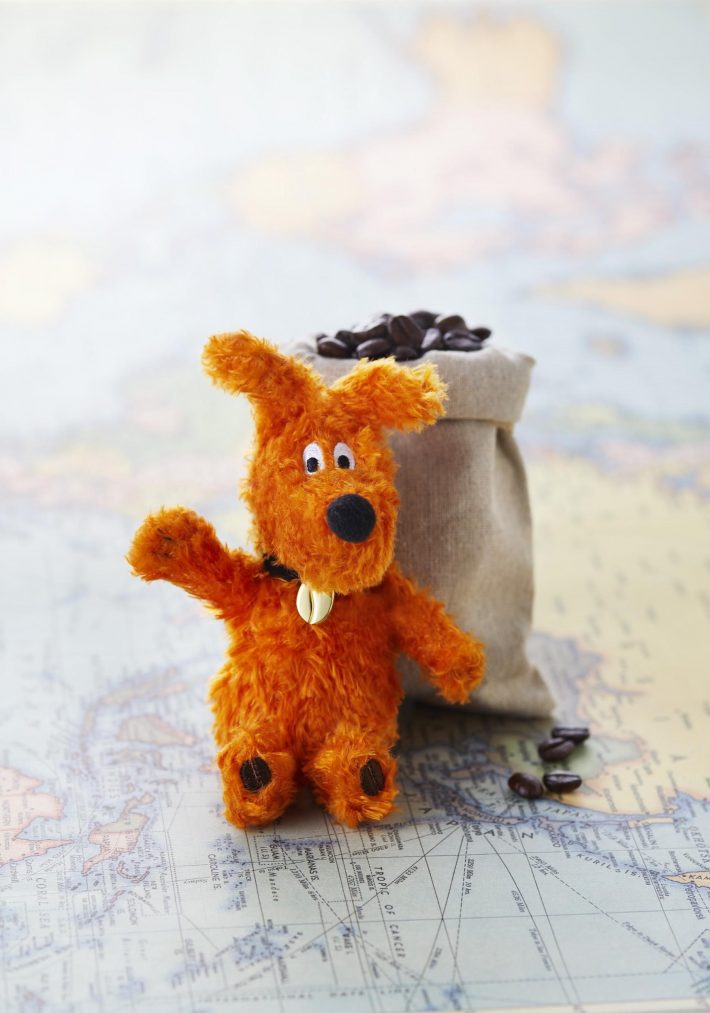 足の裏と胸元にコーヒー豆をつけた、初代バウフィ