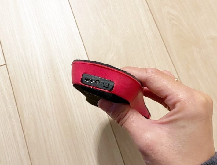 かかと部分に充電コネクターとON／OFFスイッチがある