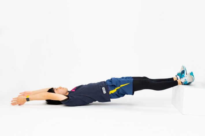 (3)バンザイを状態でかかとに力入れてお尻を持ち上げます