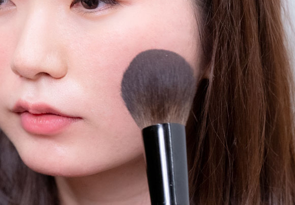 チークは内側に寄り過ぎずないように、やんわりと表現します