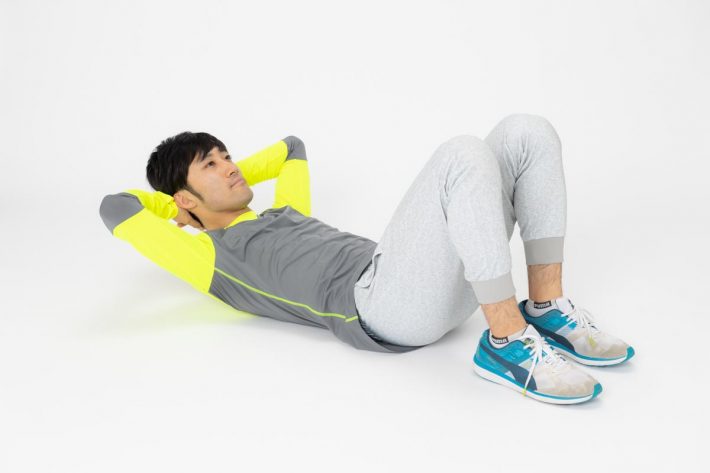 頭の重みを支えながら起き上がります。