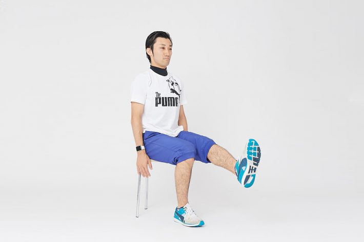 (1)椅子に座り、片足の膝を伸ばします