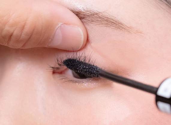 マスカラは毛先には塗らず、根本部分にのみ塗ります