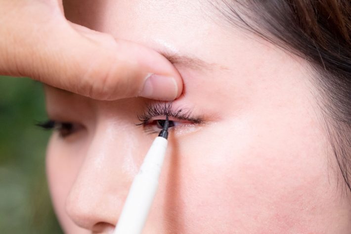 アイライナーはまつげの生え際をなぞるように引く